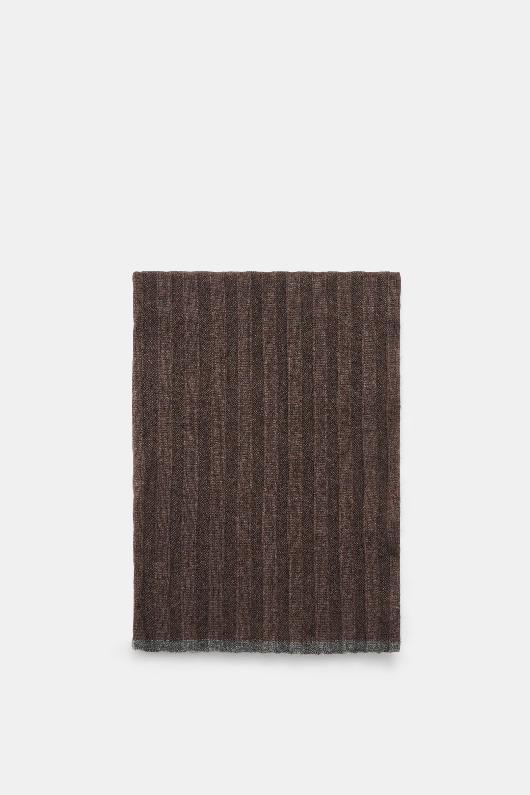Brunello Cucinelli Cashmere Schal graubraun, klassische Rippstrick-Optik, weicher Griff, feines Strickbild, flach liegend von oben fotografiert.