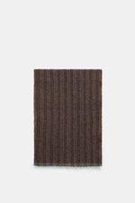 Brunello Cucinelli Cashmere Schal graubraun, klassische Rippstrick-Optik, weicher Griff, feines Strickbild, flach liegend von oben fotografiert.