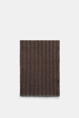 Brunello Cucinelli Cashmere Schal graubraun, klassische Rippstrick-Optik, weicher Griff, feines Strickbild, flach liegend von oben fotografiert.