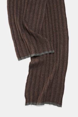 Brunello Cucinelli Cashmere Schal graubraun, liegend fotografiert, in klassischem Rippstrick, weicher Griff, Maße ca. 230x26 cm, reiner Cashmere.