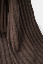 Nahaufnahme des graubraunen Brunello Cucinelli Cashmere Schals mit klassischem Rippstrick-Design aus weichem, feinem Strick, fotografiert aus seitlicher Perspektive.