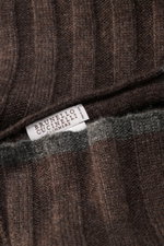 Brunello Cucinelli Cashmere Schal graubraun in klassischem Rippstrick, Detailaufnahme von oben, weicher Griff, feines Strickbild, reine Cashmere-Qualität.