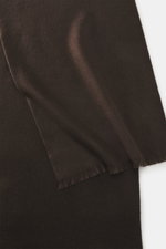 The Row Cashmere Schal 'Ingo' dunkelbraun, Detailaufnahme von oben, feines, mattes Kaschmir mit schmaler Fransenkante, weicher Griff
