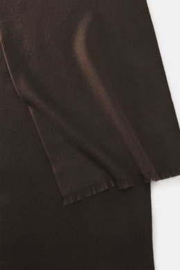 The Row Cashmere Schal 'Ingo' dunkelbraun, Detailaufnahme von oben, feines, mattes Kaschmir mit schmaler Fransenkante, weicher Griff
