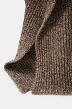 Nahaufnahme des Agnona Schal taupe/dunkelbraun meliert aus Wolle und Cashmere, grobes Patent-Strickmuster, weicher Griff, seitliche Ansicht.
