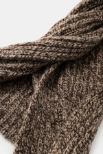 Nahaufnahme des Agnona Schal taupe/dunkelbraun meliert aus Wolle und Cashmere mit grobem Patent-Strickmuster, weicher Griff.