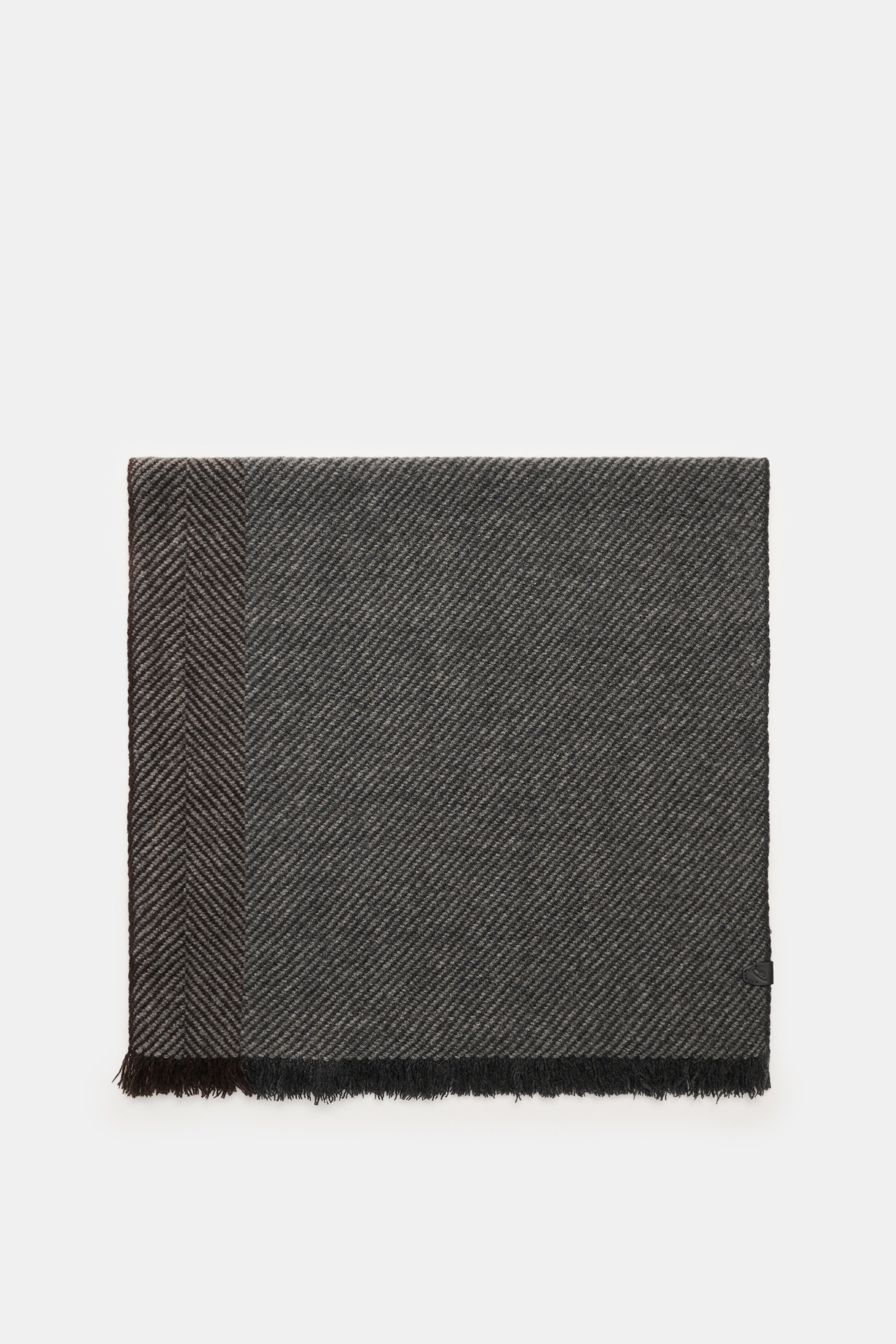 Brunello Cucinelli Cashmere Schal grau/bordeaux gemustert shown from above, folded, with classic herringbone pattern and narrow fringed edge. Quiet-Luxury-Label BRUNELLO CUCINELLI is known for elegant, timeless cashmere creations like this two-tone woven 