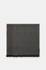 Brunello Cucinelli Cashmere Schal grau/bordeaux gemustert shown from above, folded, with classic herringbone pattern and narrow fringed edge. Quiet-Luxury-Label BRUNELLO CUCINELLI is known for elegant, timeless cashmere creations like this two-tone woven 