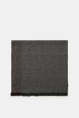 Brunello Cucinelli Cashmere Schal grau/bordeaux gemustert shown from above, folded, with classic herringbone pattern and narrow fringed edge. Quiet-Luxury-Label BRUNELLO CUCINELLI is known for elegant, timeless cashmere creations like this two-tone woven 