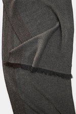 Brunello Cucinelli Cashmere Schal grau/bordeaux gemustert shown from above, highlighting the soft, pure cashmere fabric with classic herringbone pattern and narrow fringed edges. <p>Quiet-Luxury-Label BRUNELLO CUCINELLI ist bekannt für seine eleganten, ze
