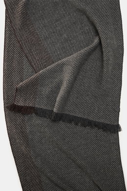 Brunello Cucinelli Cashmere Schal grau/bordeaux gemustert shown from above, highlighting the soft, pure cashmere fabric with classic herringbone pattern and narrow fringed edges. <p>Quiet-Luxury-Label BRUNELLO CUCINELLI ist bekannt für seine eleganten, ze