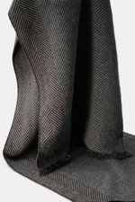 Close-up front view of the Brunello Cucinelli Cashmere Schal grau/bordeaux gemustert, showcasing the two-tone herringbone pattern and narrow fringed edge.

<p>Quiet-Luxury-Label BRUNELLO CUCINELLI ist bekannt für seine eleganten, zeitlosen Cashmere-Krea
