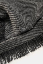 Close-up front view of the Brunello Cucinelli Cashmere Schal grau/bordeaux gemustert showing its soft, two-tone herringbone pattern and narrow fringed edges.

<p>Quiet-Luxury-Label BRUNELLO CUCINELLI ist bekannt für seine eleganten, zeitlosen Cashmere-K