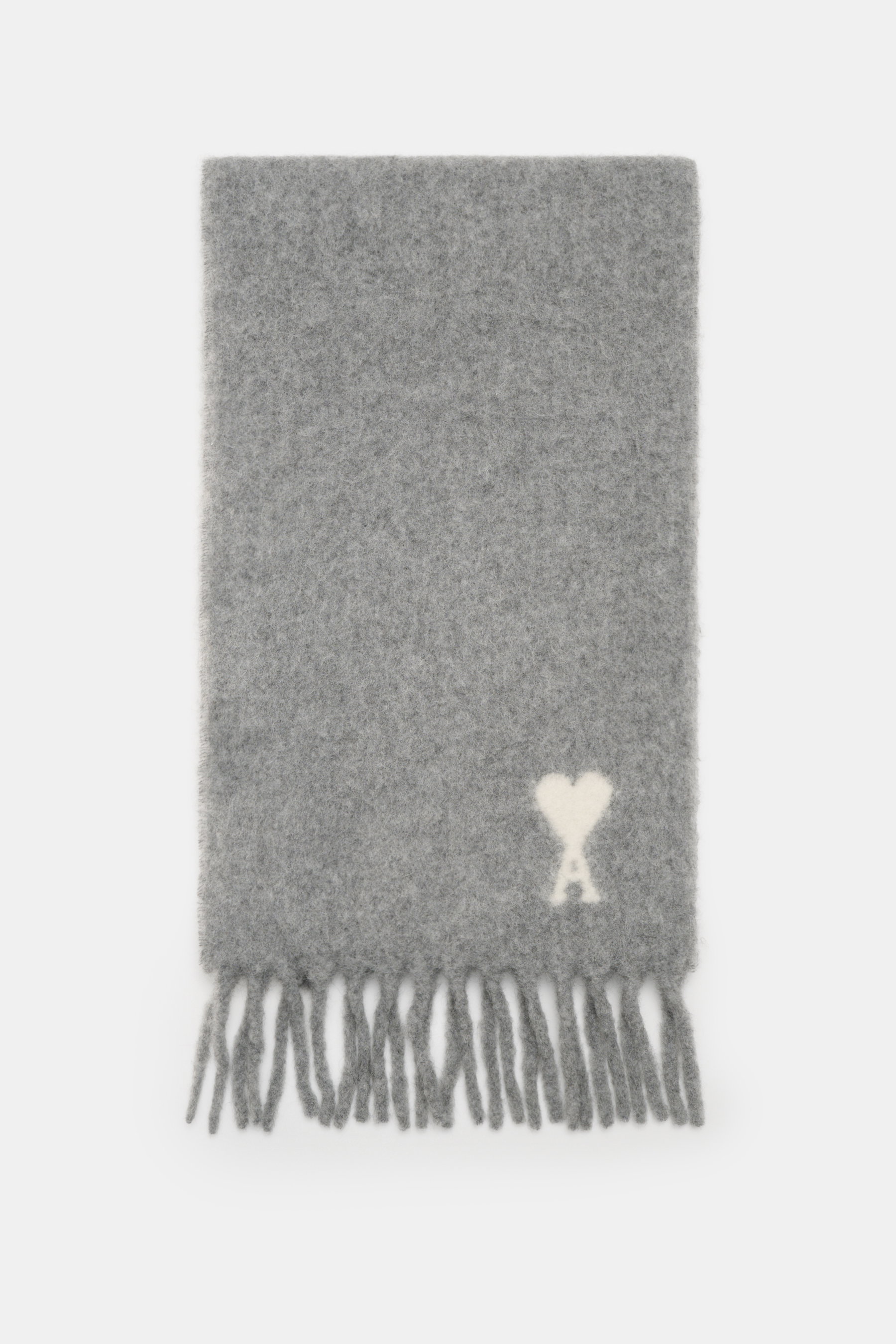 Ami Paris Schal grau meliert, nah von oben fotografiert, langer minimalistischer Unisex-Winter-Schal aus Alpakawoll-Mix mit Fransen und Herz-Logo.
