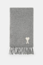 Ami Paris Schal grau meliert, nah von oben fotografiert, langer minimalistischer Unisex-Winter-Schal aus Alpakawoll-Mix mit Fransen und Herz-Logo.