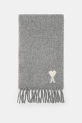 Ami Paris Schal grau meliert, nah von oben fotografiert, langer minimalistischer Unisex-Winter-Schal aus Alpakawoll-Mix mit Fransen und Herz-Logo.
