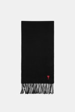 Ami Paris Schal schwarz aus reiner Wolle, frontal fotografiert, mit weichem Griff, Fransenkante und rotem 'Ami de Cœur'-Stitching.