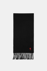 Ami Paris Schal schwarz aus reiner Wolle, frontal fotografiert, mit weichem Griff, Fransenkante und rotem 'Ami de Cœur'-Stitching.