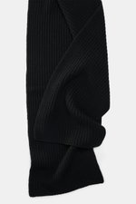 Close-up front view of Iris von Arnim Cashmere scarf 'Collin' black showcasing modern half-patent knit design, pure cashmere, soft touch, dimensions approx. 170 cm x 30 cm.
