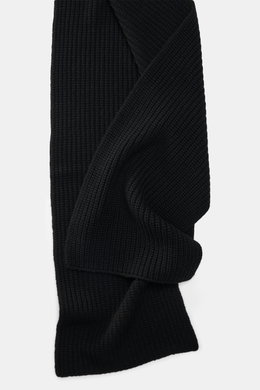 Close-up front view of Iris von Arnim Cashmere scarf 'Collin' black showcasing modern half-patent knit design, pure cashmere, soft touch, dimensions approx. 170 cm x 30 cm.