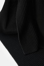 Close-up shot of the Iris von Arnim Cashmere scarf 'Collin' black, showing pure cashmere fabric with a soft touch and modern half-patent knit design, dimensions approx. 170 cm x 30 cm.