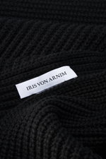 Close-up front view of Iris von Arnim Cashmere scarf 'Collin' black showing soft pure cashmere fabric with modern half-patent knit design, dimensions approx. 170 cm x 30 cm.