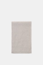 Iris von Arnim Cashmere scarf 'Collin' grey melange shown from top view, pure cashmere, soft touch, modern half-patent knit, approx. 170x30 cm.