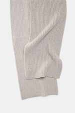 Iris von Arnim Cashmere scarf 'Collin' grey melange shown from above, folded to display modern half-patent knit design, pure cashmere, soft touch, dimensions approx. 170 cm x 30 cm.