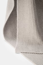 Close-up front view of the Iris von Arnim Cashmere scarf 'Collin' grey melange showing pure cashmere, soft touch, modern half-patent knit design, dimensions approx. 170 cm x 30 cm.