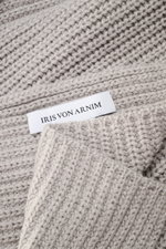 Close-up shot of the Iris von Arnim Cashmere scarf 'Collin' grey melange showcasing pure cashmere, soft touch, modern half-patent knit design, dimensions approx. 170 cm x 30 cm.