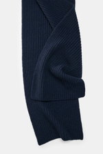 Iris von Arnim Cashmere scarf 'Collin' navy shown from above, knit from pure cashmere with soft touch, modern half-patent knit design, dimensions approx. 170 cm x 30 cm.