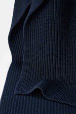 Close-up top-down view of the Iris von Arnim Cashmere scarf 'Collin' navy showing its modern half-patent knit design, knit from pure cashmere with a soft touch, dimensions approx. 170 cm x 30 cm.
