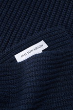 Close-up top-down view of the Iris von Arnim Cashmere scarf 'Collin' navy showing a modern half-patent knit design, knit from pure cashmere with a soft touch, dimensions approx. 170 cm x 30 cm.