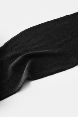 Close-up top-down view of the soft, black Filippo de Laurentiis Bandana black, showing its medium-fine knit texture.

<p>This soft bandana by FILIPPO DE LAURENTIIS is knitted from a noble material composition and is a practically lightweight scarf for the