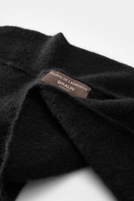 Close-up angled view of the Filippo de Laurentiis Bandana black showing a soft, voluminous fabric with label.  

<p>This soft bandana by FILIPPO DE LAURENTIIS is knitted from a noble material composition and is a practically lightweight scarf for the tran