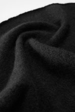 Close-up front view of the soft black fabric of the Filippo de Laurentiis Bandana black, showing its medium-fine knit texture.

<p>This soft bandana by FILIPPO DE LAURENTIIS is knitted from a noble material composition and is a practically lightweight sca
