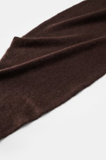 Close-up top view of Filippo de Laurentiis Bandana dark brown showing soft, voluminous texture and medium-fine knit.

<p>This soft bandana by FILIPPO DE LAURENTIIS is knitted from a noble material composition and is a practically lightweight scarf for the