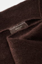 Close-up top view of the Filippo de Laurentiis Bandana dark brown showing a soft, medium-fine knit pattern with a label.

<p>This soft bandana by FILIPPO DE LAURENTIIS is knitted from a noble material composition and is a practically lightweight scarf for