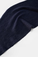 Close-up top-down view of the soft, navy blue Filippo de Laurentiis Bandana navy showing its medium-fine knit texture and voluminous feel.

<p>This soft bandana by FILIPPO DE LAURENTIIS is knitted from a noble material composition and is a practically lig