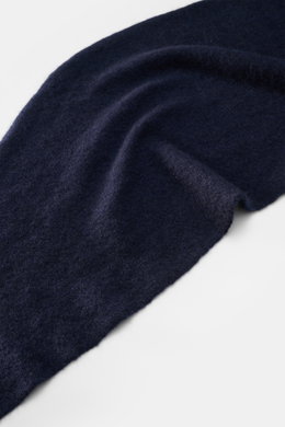Close-up top-down view of the soft, navy blue Filippo de Laurentiis Bandana navy showing its medium-fine knit texture and voluminous feel.

<p>This soft bandana by FILIPPO DE LAURENTIIS is knitted from a noble material composition and is a practically lig