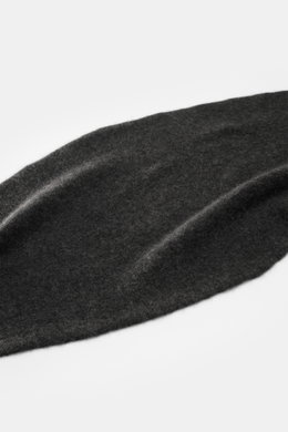 Close-up top view of the soft dark grey Filippo de Laurentiis Bandana, showing its voluminous, medium-fine knit texture.

<p>This soft bandana by FILIPPO DE LAURENTIIS is knitted from a noble material composition and is a practically lightweight scarf for