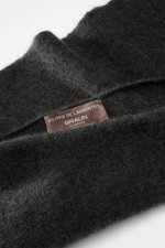 Close-up front view of the dark grey Filippo de Laurentiis Bandana showing fabric texture and label.

<p>This soft bandana by FILIPPO DE LAURENTIIS is knitted from a noble material composition and is a practically lightweight scarf for the transitional pe