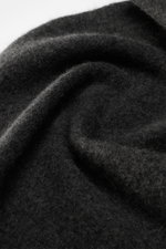 Close-up top view of the dark grey Filippo de Laurentiis Bandana, showing its soft, voluminous texture and medium-fine knit.

<p>This soft bandana by FILIPPO DE LAURENTIIS is knitted from a noble material composition and is a practically lightweight scarf