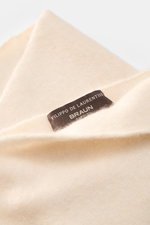 Close-up top-down view of the soft Filippo de Laurentiis Bandana sand with a visible label on light beige knit fabric.

<p>This soft bandana by FILIPPO DE LAURENTIIS is knitted from a noble material composition and is a practically lightweight scarf for t
