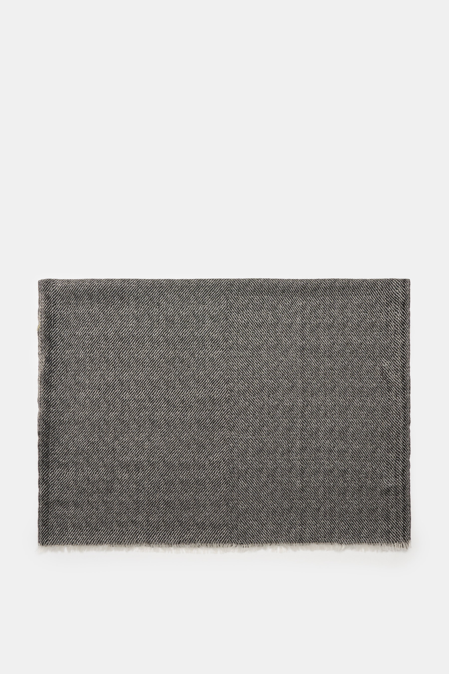 Altea Schal schwarz/creme gemustert, diagonales Streifen-Webmuster, schmaler Fransensaum, Mix aus Wolle, Seide, Cashmere, leichte Qualität, ca. 203x72 cm, von oben fotografiert, geschmeidiger Griff.
