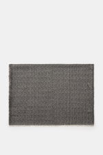 Altea Schal schwarz/creme gemustert, diagonales Streifen-Webmuster, schmaler Fransensaum, Mix aus Wolle, Seide, Cashmere, leichte Qualität, ca. 203x72 cm, von oben fotografiert, geschmeidiger Griff.