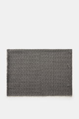 Altea Schal schwarz/creme gemustert, diagonales Streifen-Webmuster, schmaler Fransensaum, Mix aus Wolle, Seide, Cashmere, leichte Qualität, ca. 203x72 cm, von oben fotografiert, geschmeidiger Griff.
