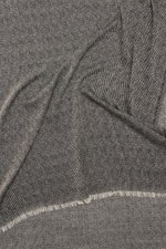 Altea Schal schwarz/creme gemustert liegend von oben fotografiert, Mix aus Wolle, Seide, Cashmere, diagonales Streifenmuster, schmaler Fransensaum, 203x72 cm