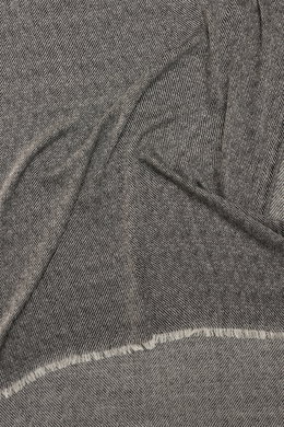 Altea Schal schwarz/creme gemustert liegend von oben fotografiert, Mix aus Wolle, Seide, Cashmere, diagonales Streifenmuster, schmaler Fransensaum, 203x72 cm
