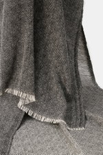 Altea Schal schwarz/creme gemustert aus Wolle, Seide, Cashmere, diagonales Streifen-Webmuster, schmaler Fransensaum, ca. 203x72 cm, nah, weich, leicht.